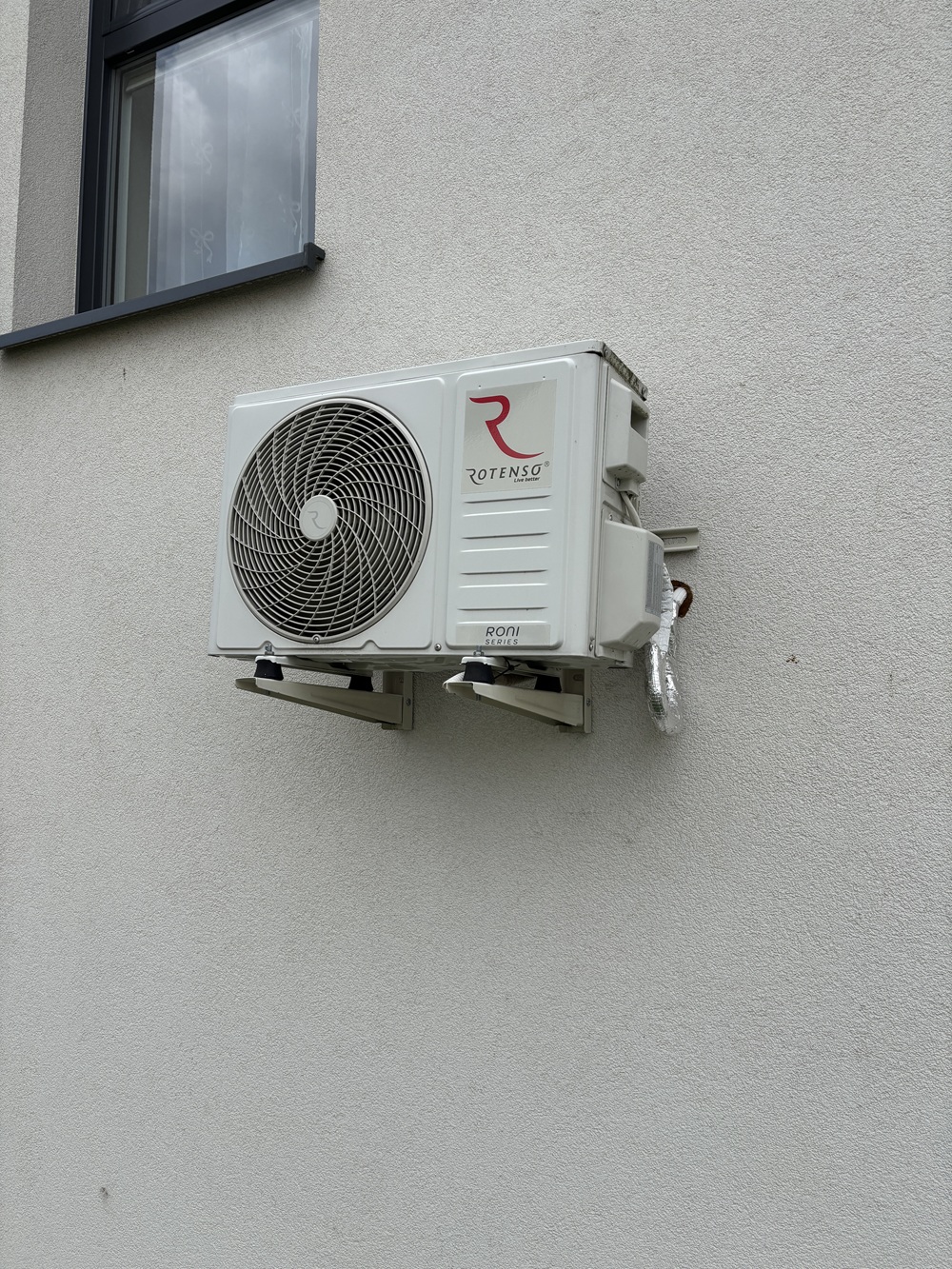 Klimatyzatory kasetonowe w sklepie w Brodnicy - montaż sufitowy